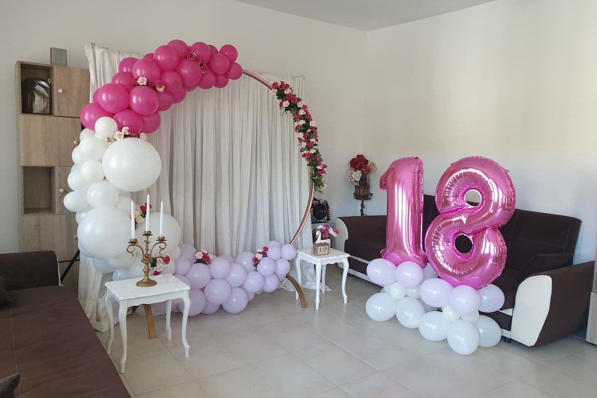 Декорация за 18 рожден ден на момиче в розово
